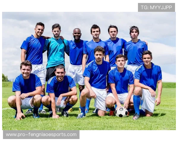 写实风格呈现足球球星风采 聚焦技术与情感的完美结合