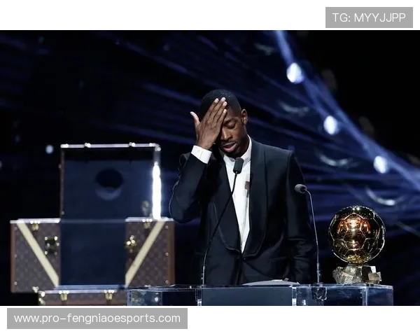 足球球星领奖时由谁主持颁奖仪式和颁发奖杯的幕后故事 足球球星领奖时由谁主持颁奖仪式和颁发奖杯的幕后故事