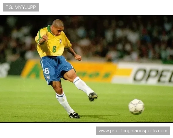 踢香蕉球技惊四座的足球明星:他的精准弧线如何征服球场 踢香蕉球技惊四座的足球明星:他的精准弧线如何征服球场